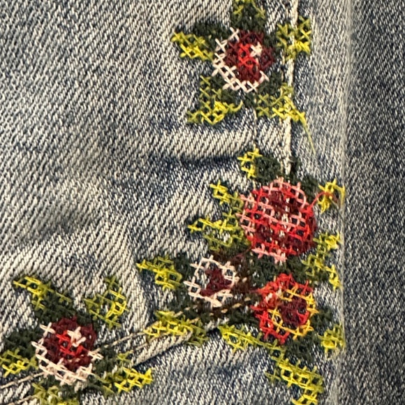 GUESS! - Picture 4 of 7